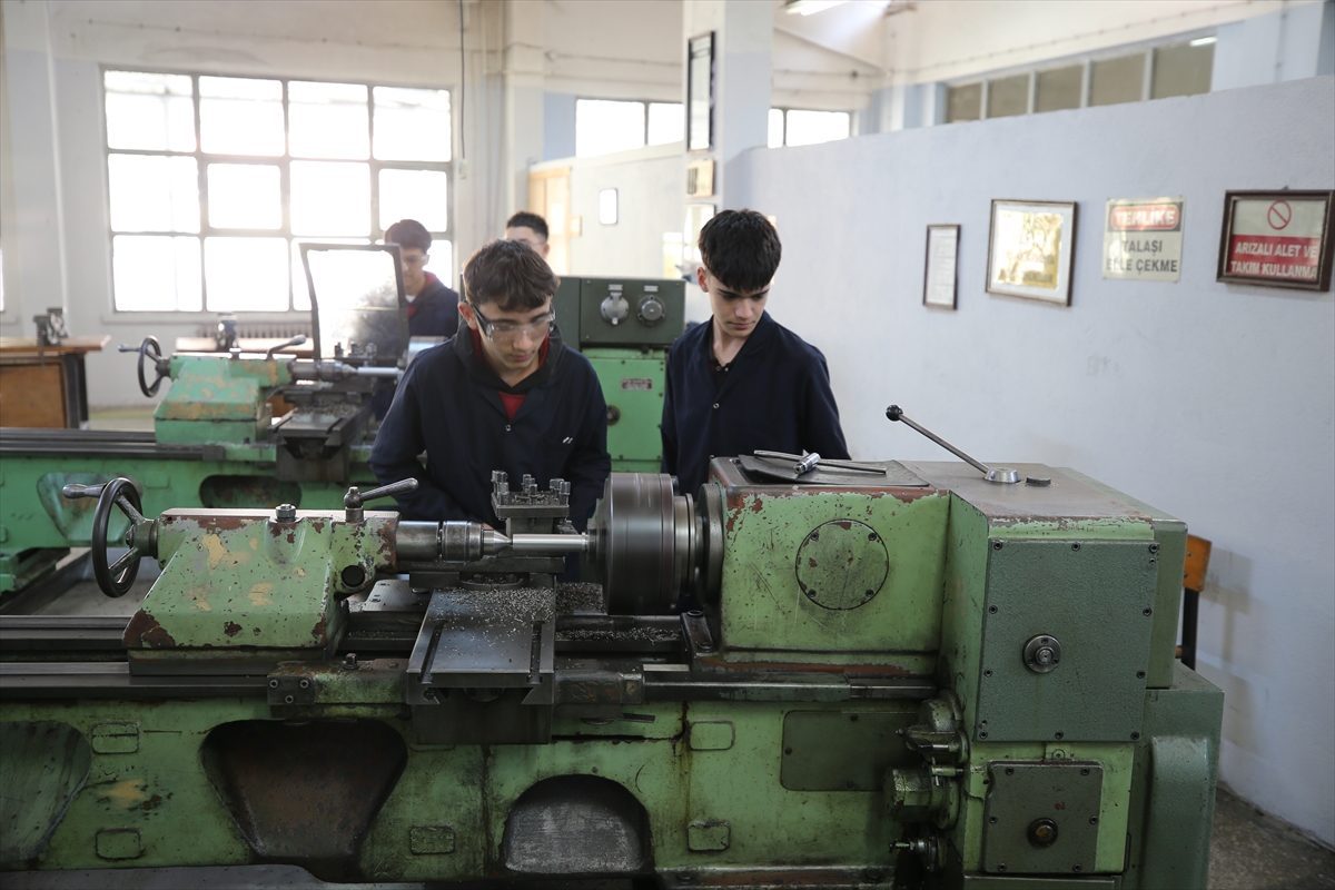 Karabük’te meslek lisesinin ekipmanları 15 milyon 200 bin liralık hibeyle yenileniyor
