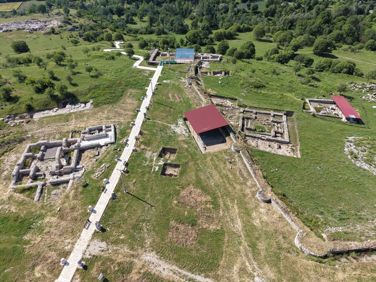 Karabük’teki antik kentte 1750 yıllık pitos mezar bulundu