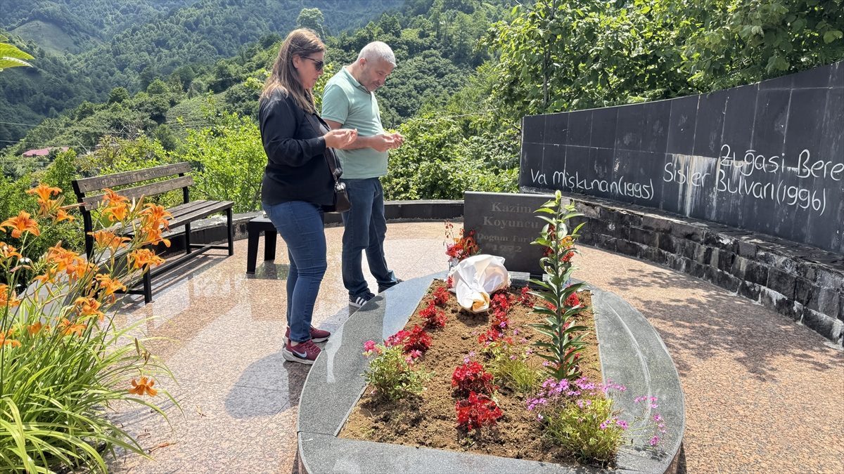 Karadenizli sanatçı Kazım Koyuncu, vefatının 21. yılında mezarı başında anıldı
