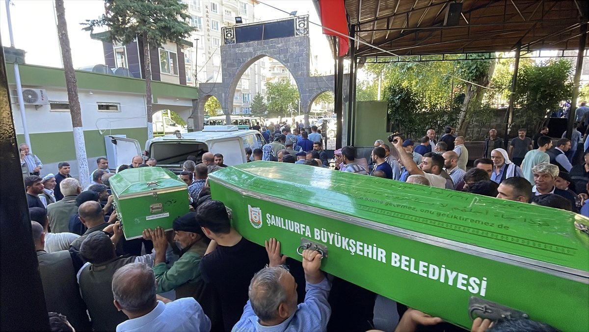 Karaman’daki kazada yaşamını yitiren 3 kardeş Şanlıurfa’da toprağa verildi