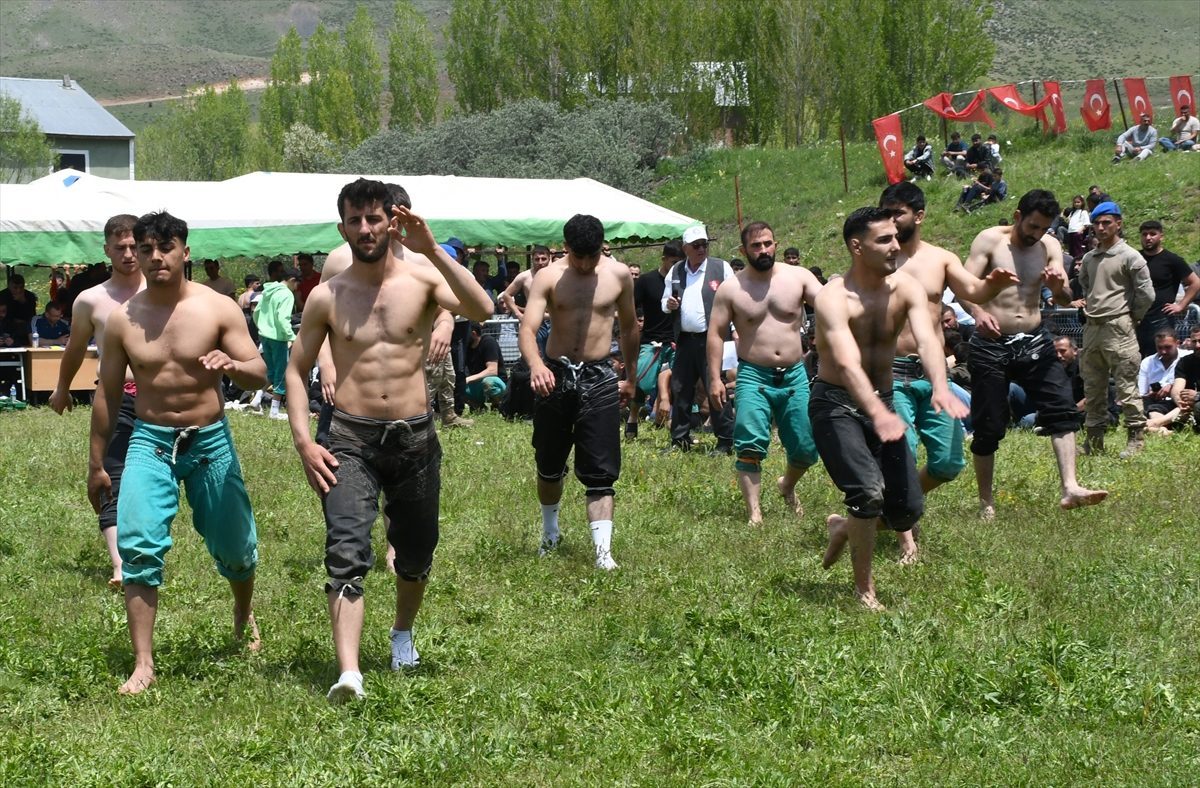 Kars’taki köyde 111. kez güreş şenlikleri düzenlendi