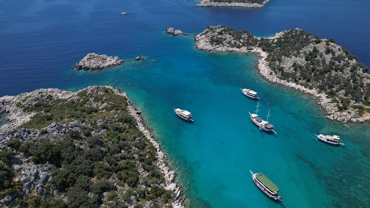 Kaş’ta 3 turizm teknesine “Mavi Bayrak” verildi