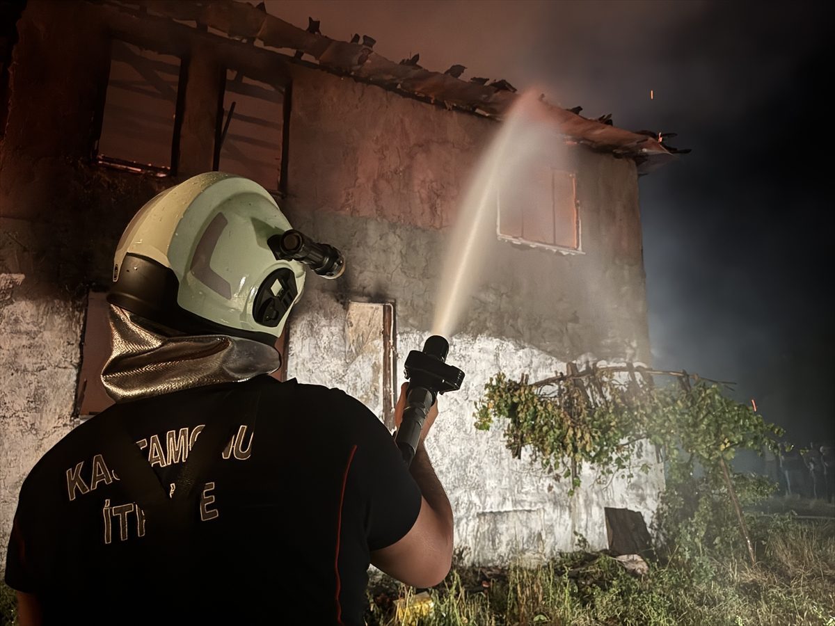 Kastamonu’da 2 katlı ev yandı