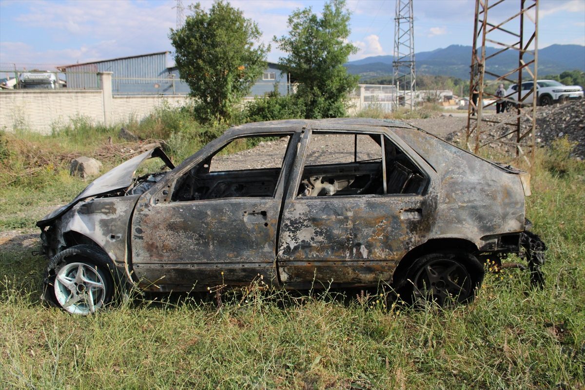 Kastamonu’da kamyonetle çarpışan otomobil alev aldı