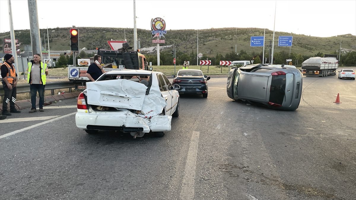 Kayseri’de 4 aracın karıştığı zincirleme trafik kazasında 4 kişi yaralandı