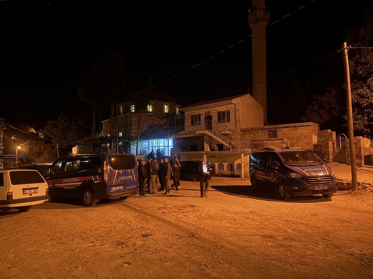 Kayseri’de cami avlusunda bıçaklı saldırıya uğrayan 2 kişi öldü