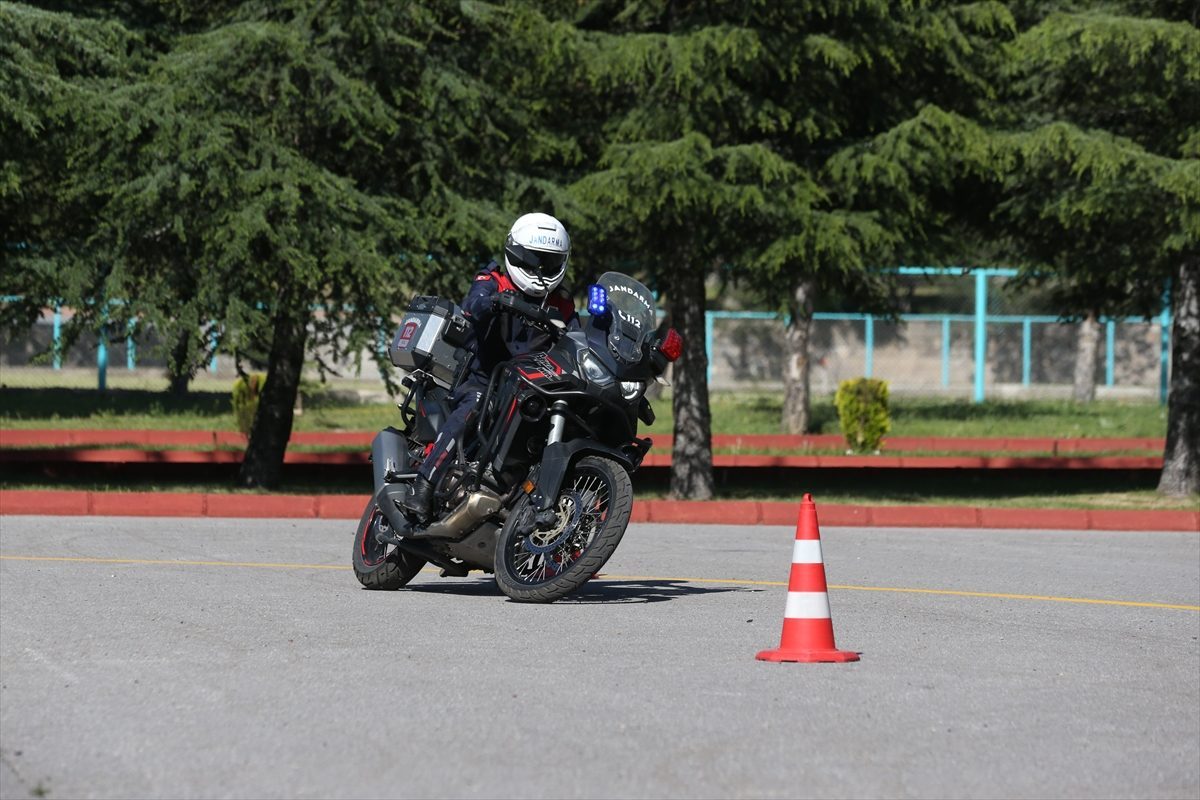 Kayseri’de jandarma motosiklet sürücülerini olası kazalara karşı bilgilendirdi