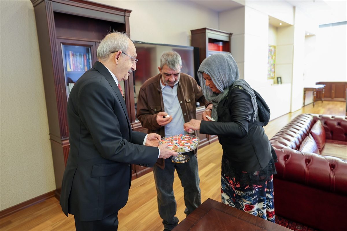 Kemal Kılıçdaroğlu, Altındağ İlçe Başkanlığının eski binasında kalan Kolukısa çiftini kabul etti