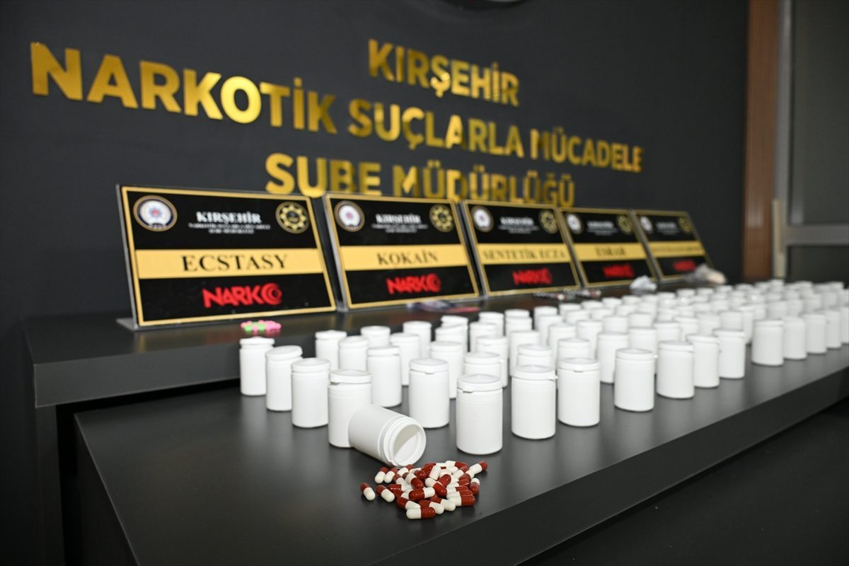 Kırşehir’de 4 bin 973 uyuşturucu hapla yakalanan 2 zanlı tutuklandı