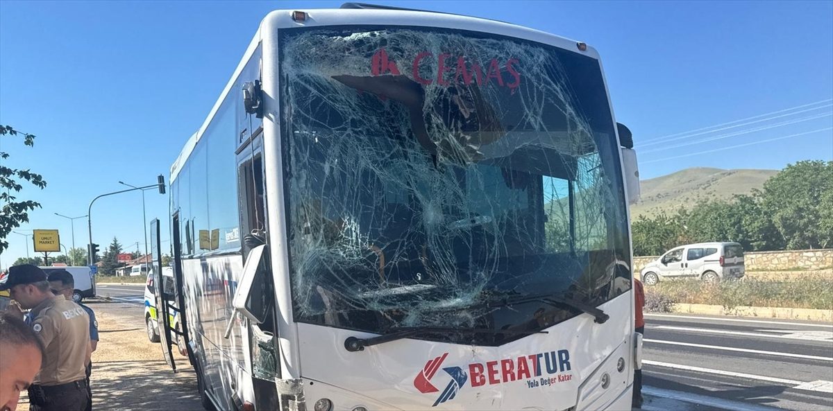 Kırşehir’de işçi servislerinin karıştığı kazada 17 kişi yaralandı