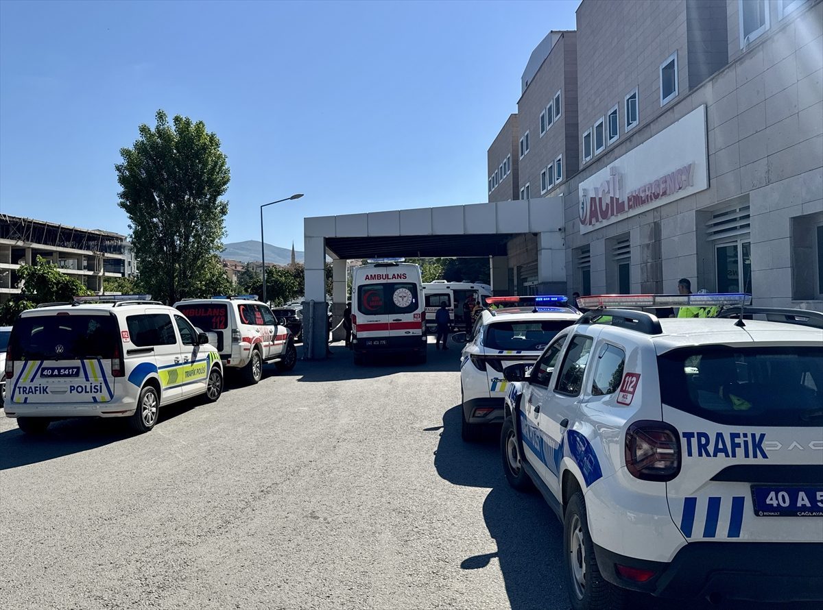 GÜNCELLEME – Kırşehir’de işçi servislerinin karıştığı kazada 42 kişi yaralandı