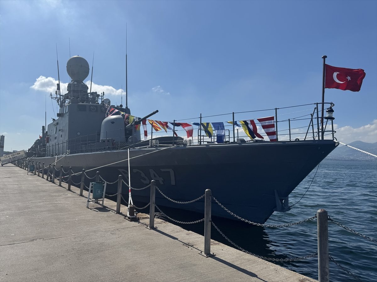 Kocaeli’de TCG Fırtına hücumbotu ziyarete açıldı