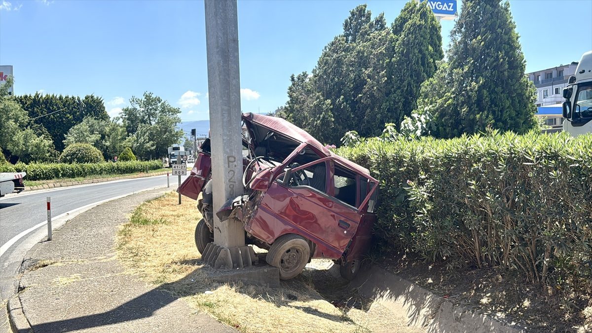 Kocaeli’de yön tabelasına çarpan panelvandaki 1 kişi öldü, 2 kişi yaralandı