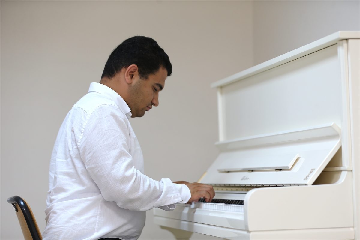 Konservatuvarı bitiren otizmli Ertuğrul, öğrenci yetiştirecek