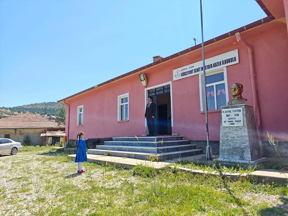 Konya’da bir öğretmeni bulunan okulun tek öğrencisi karne heyecanı yaşadı