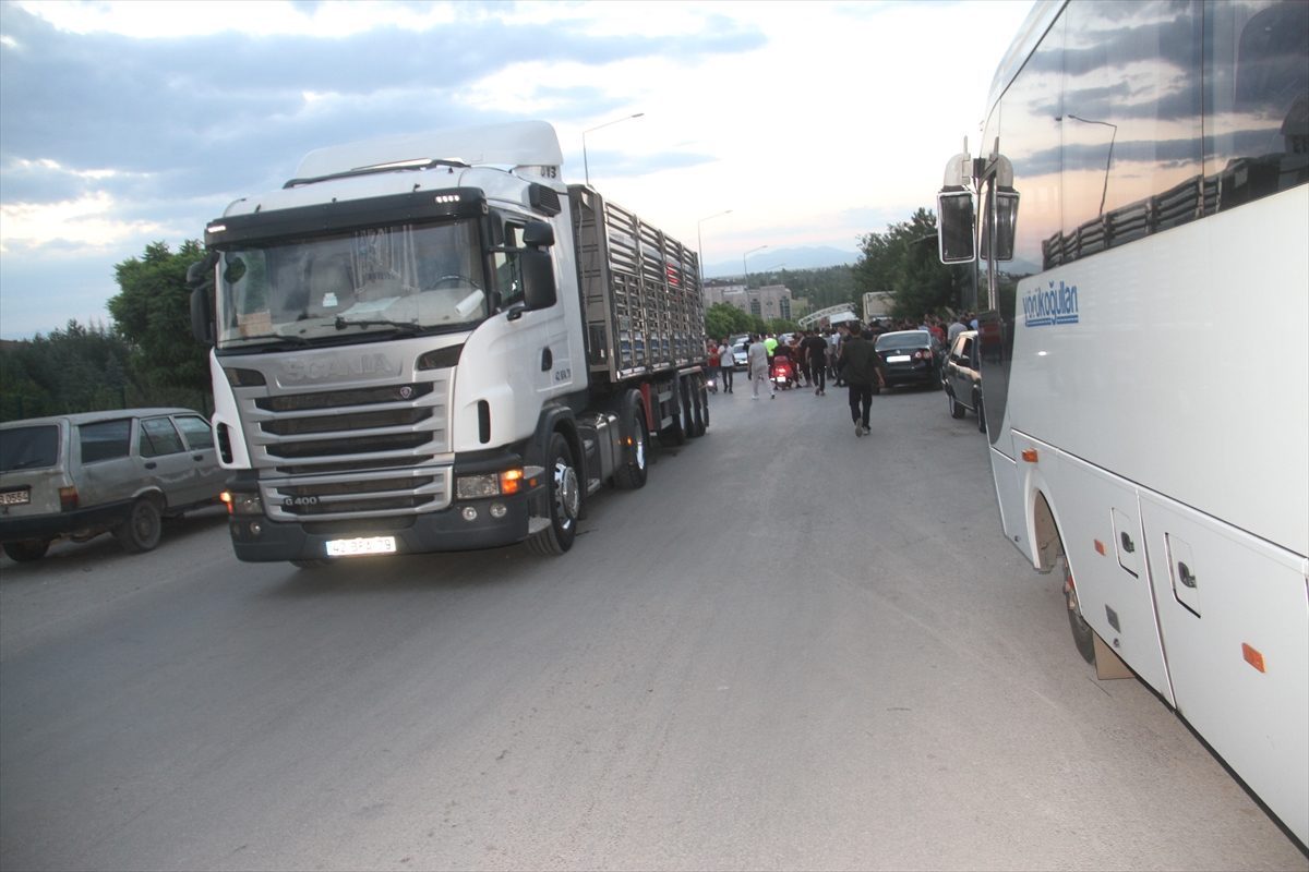 Konya’da polisten kaçan plakasız motosikletin sürücüsü tıra çarparak yaralandı
