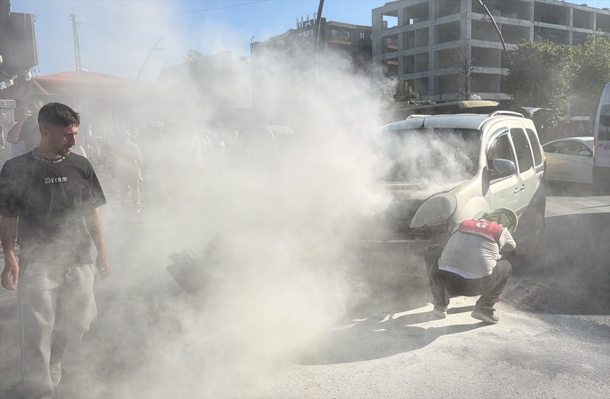Küçükçekmece’de hafif ticari araçta çıkan yangını motokurye söndürdü