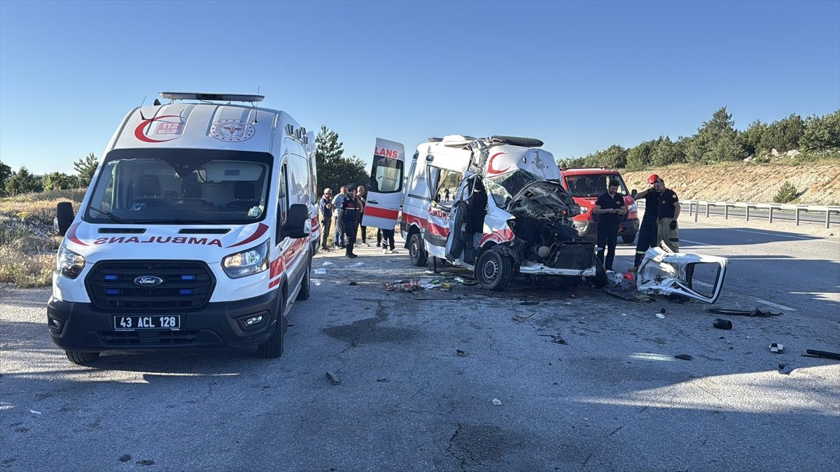 Kütahya’da ambulansın iki tıra çarptığı kazada 1 kişi öldü, 4 kişi yaralandı