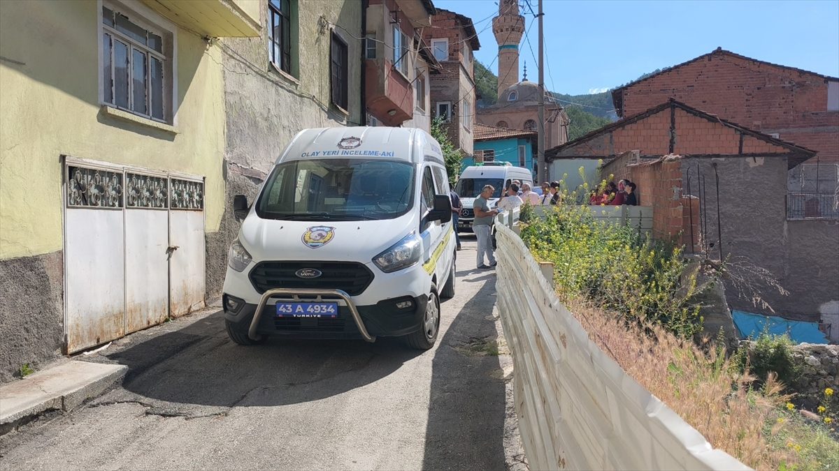 Kütahya’da bir kadın, oğluyla yaşadığı evde ölü bulundu