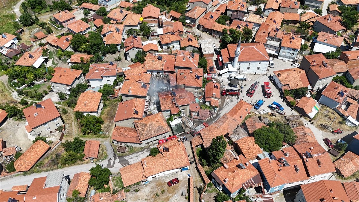 Kütahya’da çıkan yangında 3 evde hasar oluştu