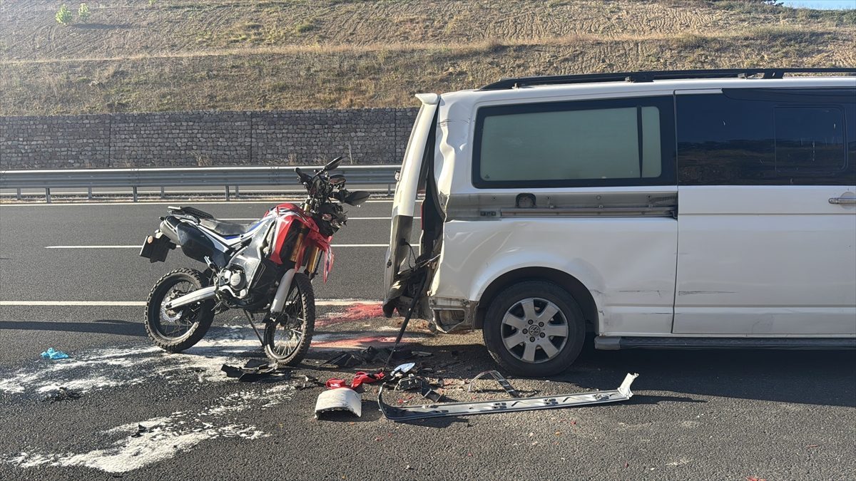 Kuzey Marmara Otoyolu’nda minibüse çarpan motosikletin sürücüsü ağır yaralandı