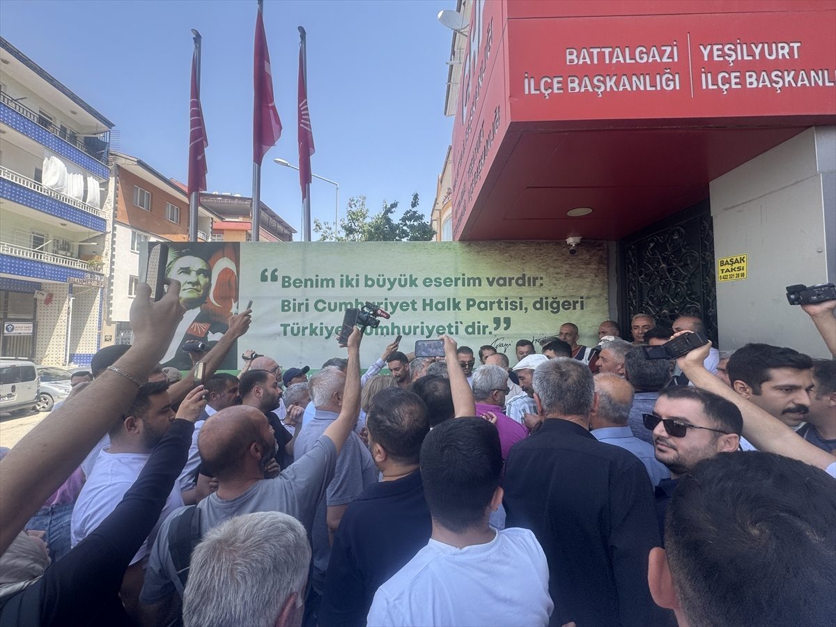 Malatya’da bir grup, CHP’deki görev değişikliklerini protesto etti