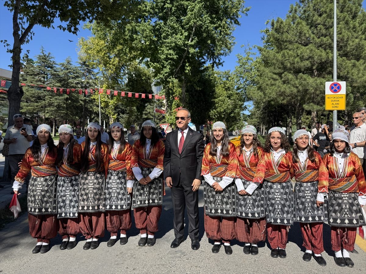 Malatya’da Koruyucu Aile Günü dolayısıyla kortej yürüyüşü yapıldı