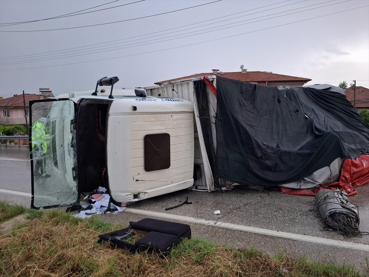 Manisa’da 3 aracın karıştığı kazada 2 kişi öldü, 4 kişi yaralandı