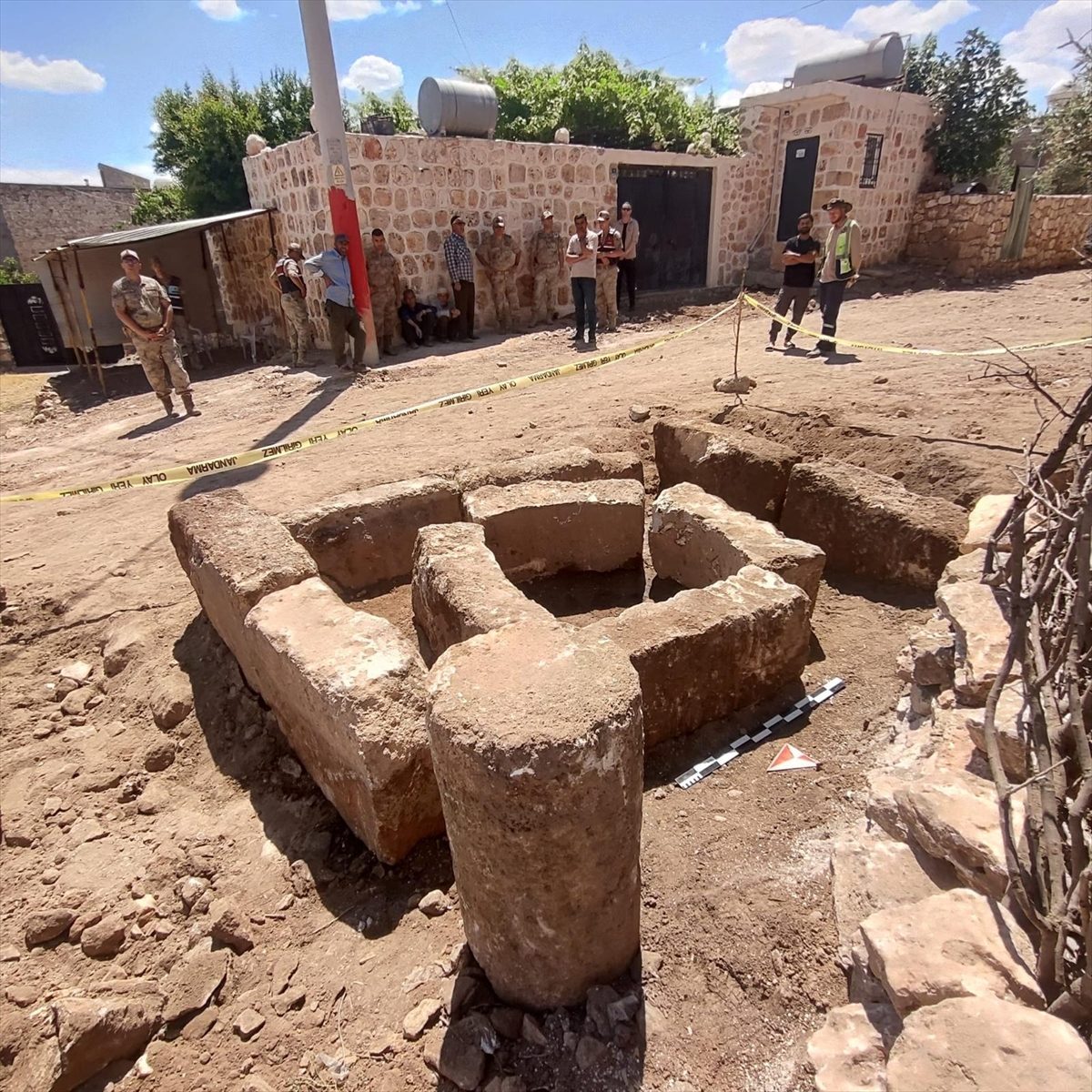 Mardin’de parke taşı döşeme çalışmaları sırasında tarihi taş bloklar bulundu