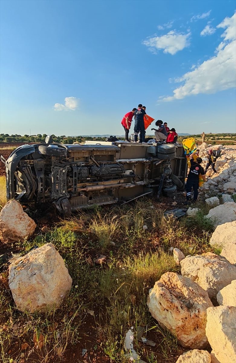 Mardin’de şarampole devrilen kamyonetteki 4 kişi yaralandı