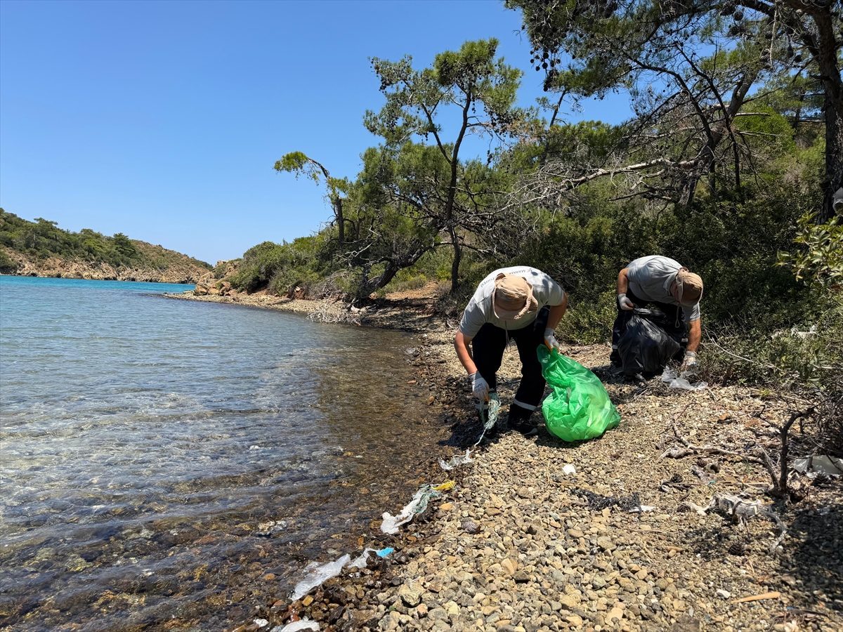 Marmaris’te gönüllüler koyda çevre temizliği yaptı