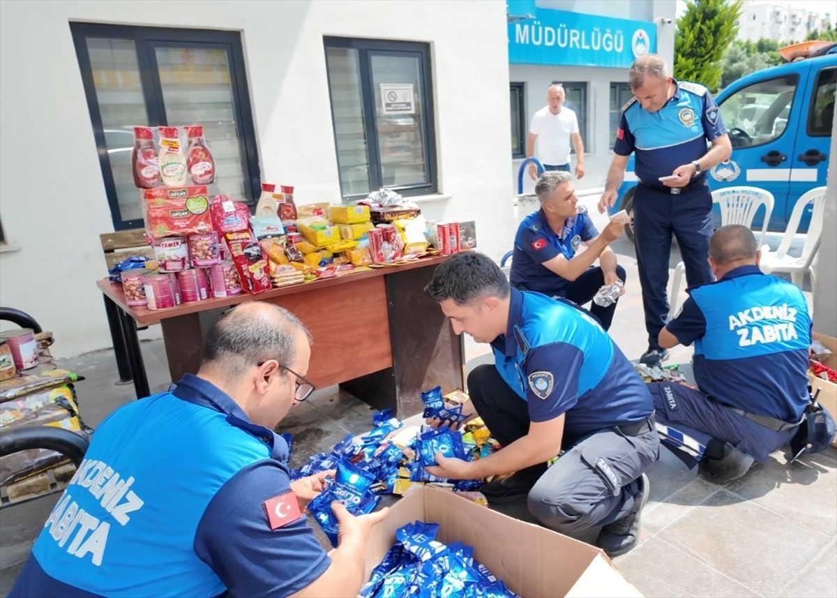 Mersin’de markette son tüketim tarihi geçmiş 2 bin 110 gıda ürünü ele geçirildi