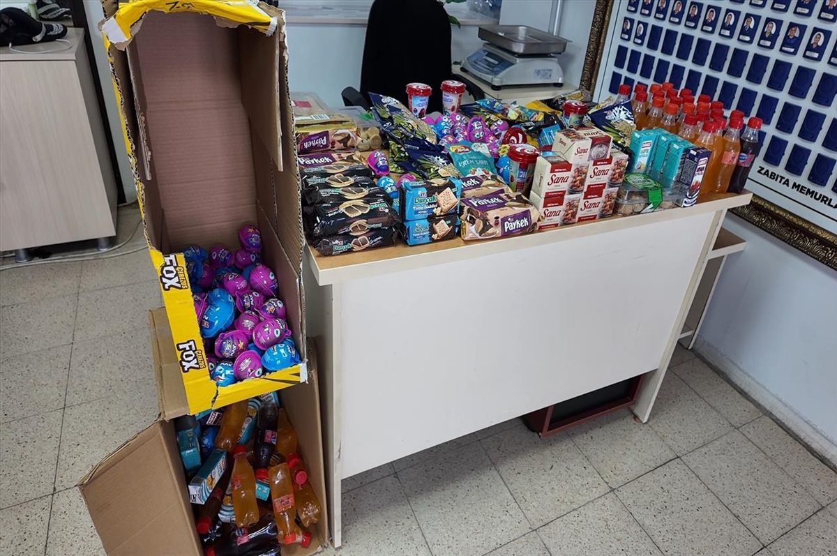 Mersin’de markette son tüketim tarihi geçmiş 230 gıda ürünü ele geçirildi