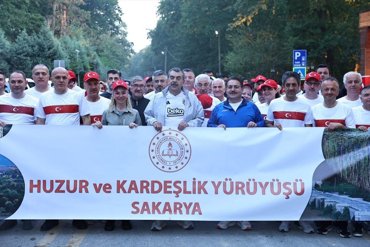 Milli Eğitim Bakanı Tekin, Sakarya İl Ormanı’nda öğretmenlerle yürüyüş yaptı