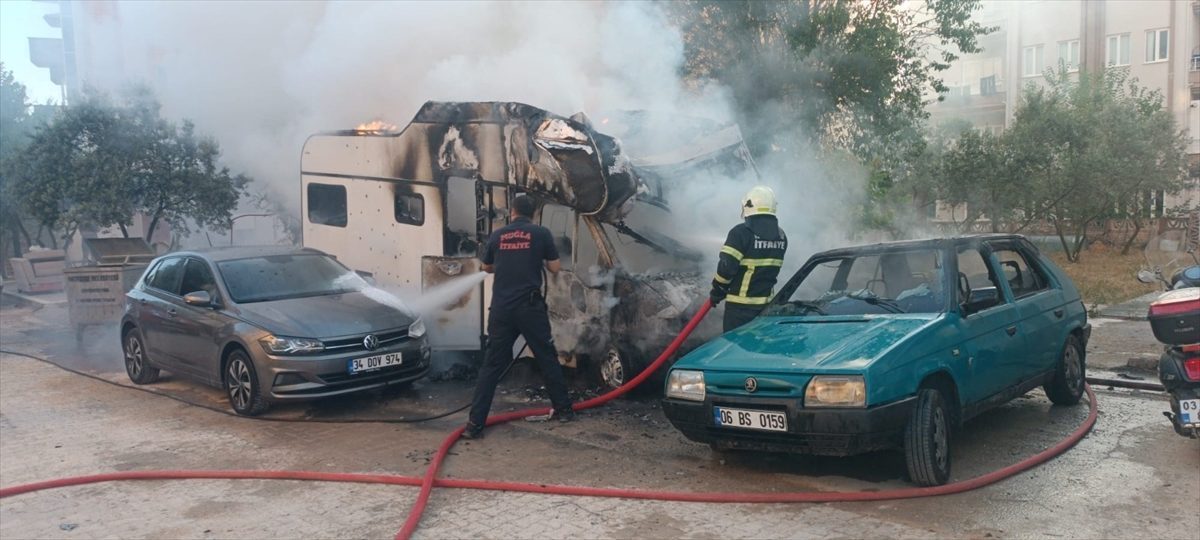 Muğla’da çıkan yangında karavan ve otomobil kullanılamaz hale geldi