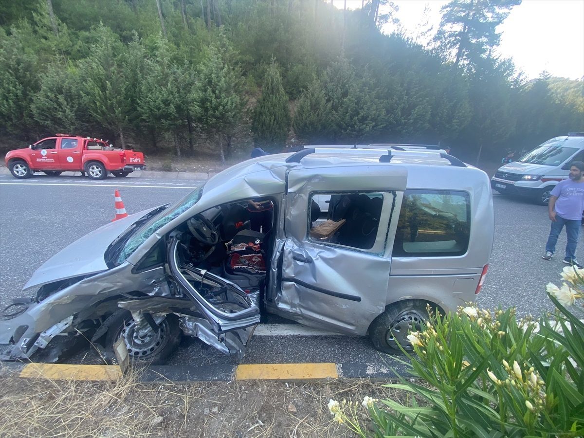 Muğla’da iki kamyonetin çarpıştığı kazada 1 kişi öldü, 3 kişi yaralandı