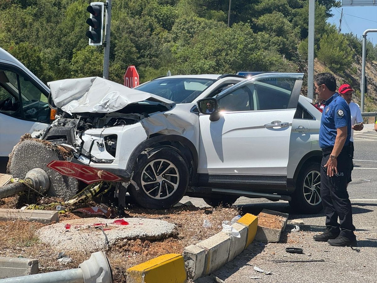 Muğla’da iki otomobilin çarpıştığı kazada 1’i ağır 4 kişi yaralandı