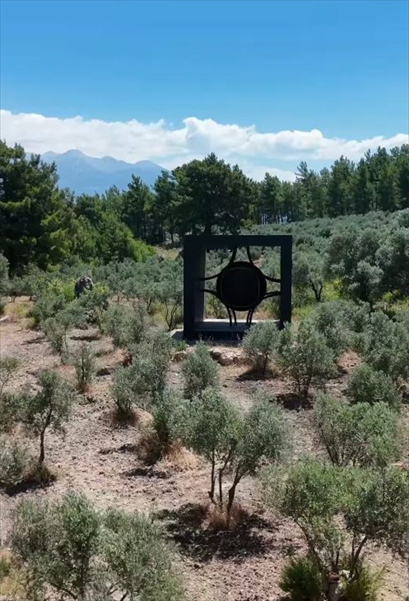 Muğla’da zeytinlikteki merak uyandıran yapının sanat eseri olduğu anlaşıldı