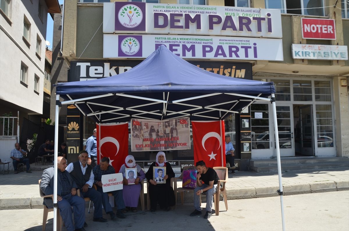 Muşlu aileler DEM Parti önündeki eylemlerini sürdürdü