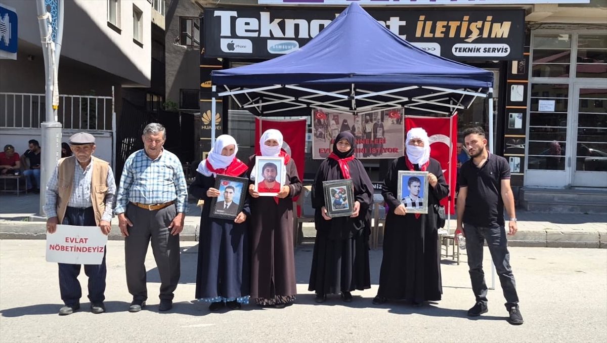 Muşlu aileler DEM Parti önündeki eylemlerini sürdürüyor