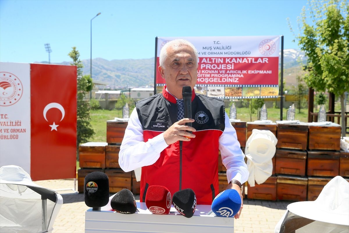 Muş’ta 120 kişiye kovan, karavan ve arıcılık ekipmanı dağıtıldı