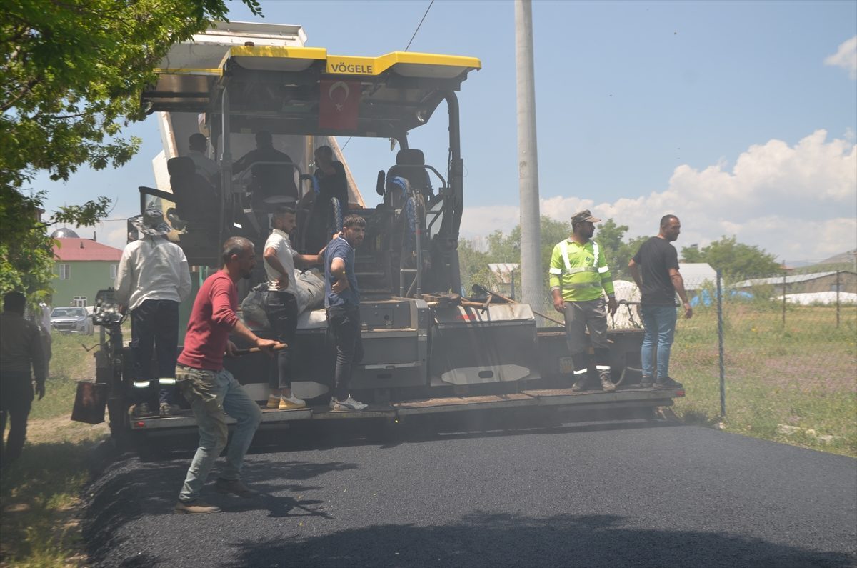 Muş’ta ekipler kavurucu sıcağa rağmen köy yollarını asfaltlıyor
