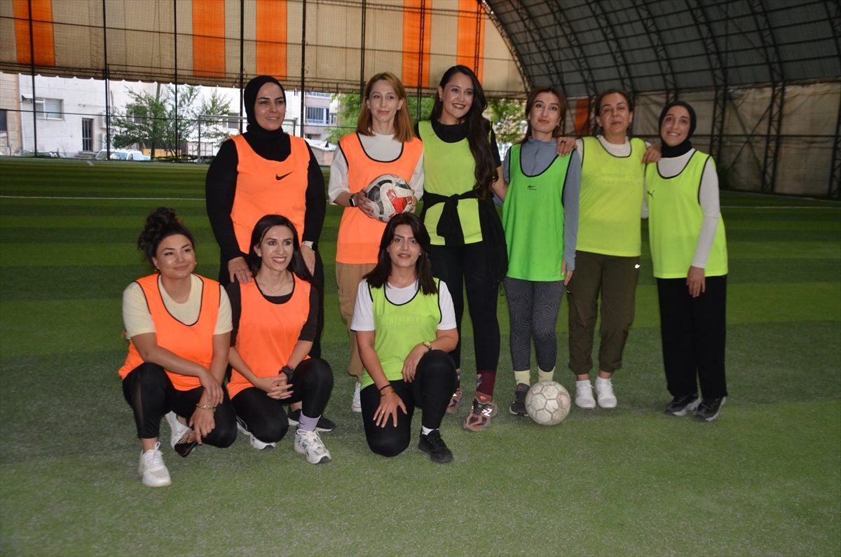 Muş’ta kadınlar çocuklarını eşlerine bırakarak halı sahada buluştu