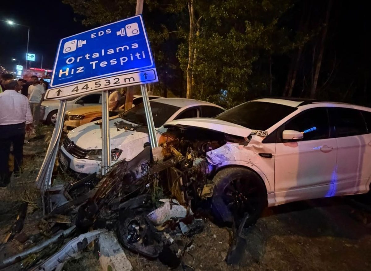 Muş’ta kontrolden çıkan otomobil park halindeki 3 araca çarptı