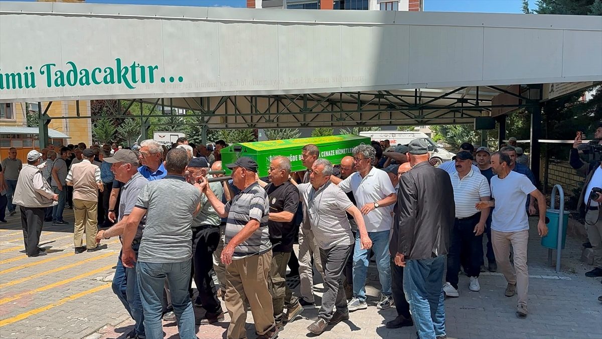 Niğde’de havai fişek fabrikasındaki patlamada ölen işçinin cenazesi defnedildi