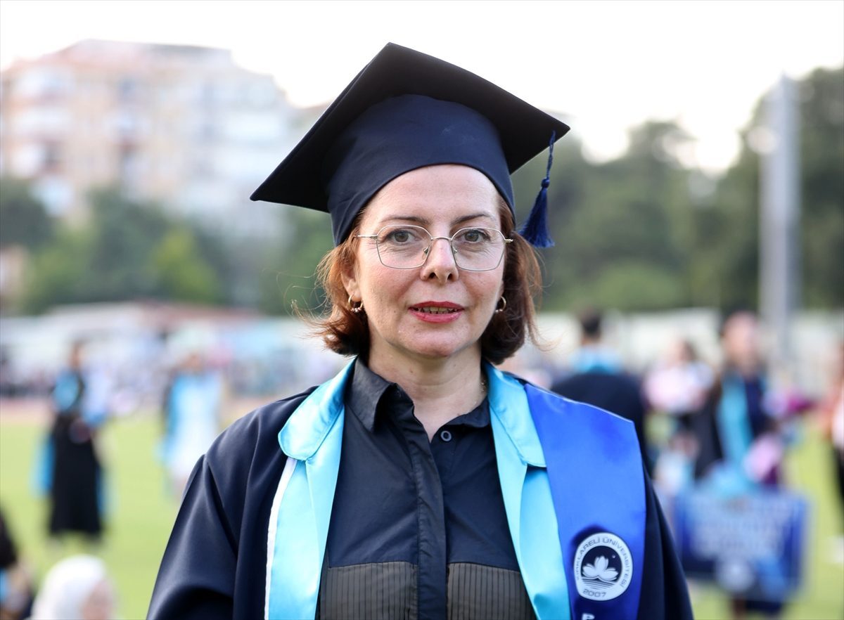 Oğlunun teşvikiyle başladığı üniversiteden 48 yaşında mezun oldu