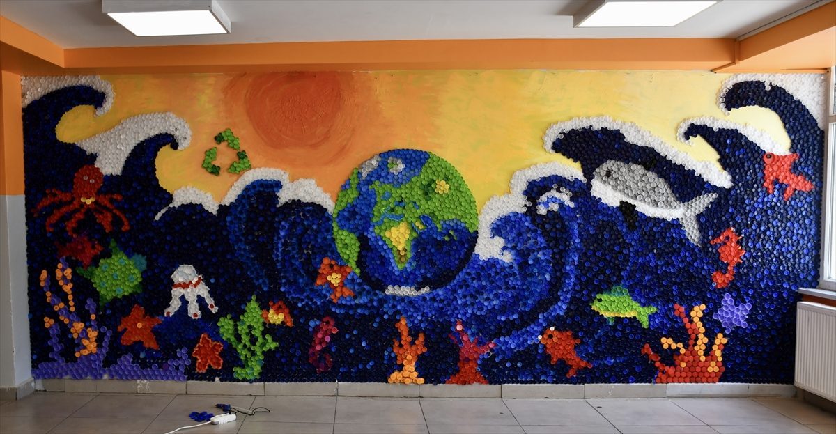 Öğrenciler 50 bin plastik kapağı sanat eserine dönüştürdü