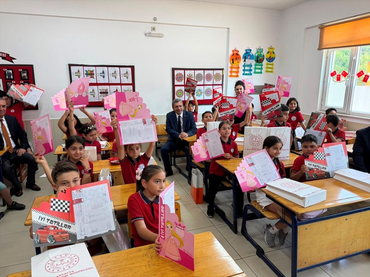 Antalya, Muğla, Isparta ve Burdur’da öğrenciler karnelerini aldı