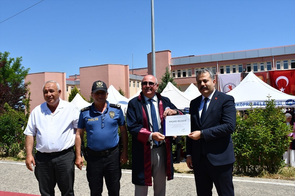 OMÜ öğrencisi Sarıer, 56 yaşında bölüm birincisi olarak mezun oldu