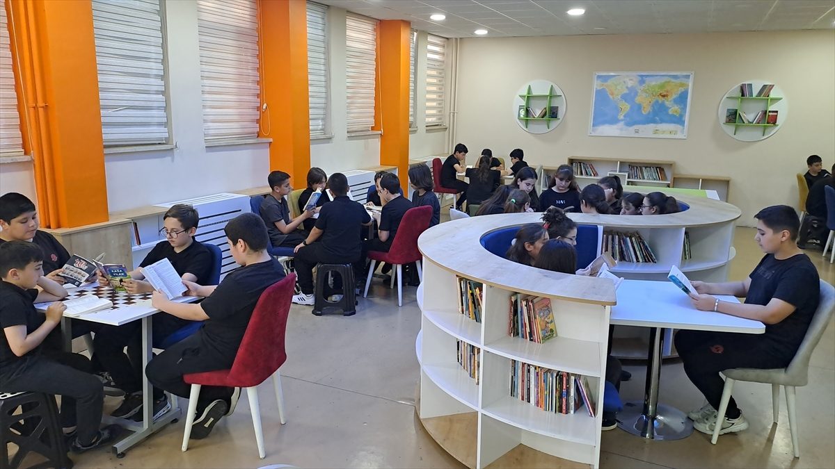Ortaokul öğrencileri akran zorbalığıyla mücadeleye odaklanan çizgi roman hazırladı